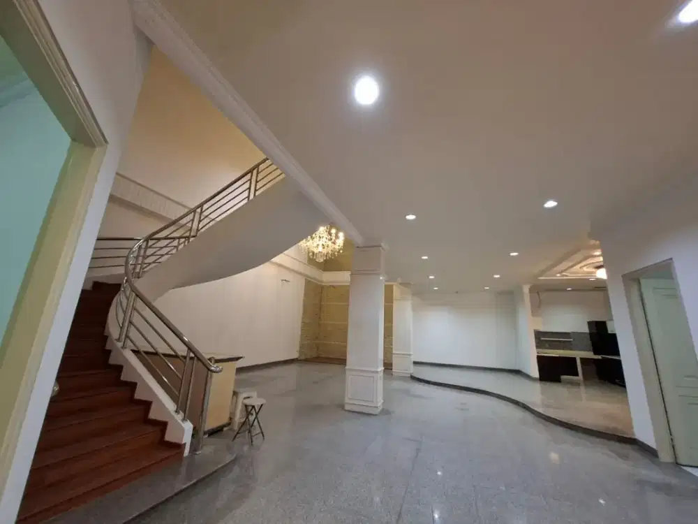 Rumah Mewah 3 Lantai Megah Cantik Nyaman Siap Huni Lokasi Strategis Dekat Pusat Jakarta Barat di Komplek Green Garden Kebo Jeruk Jakarta Barat