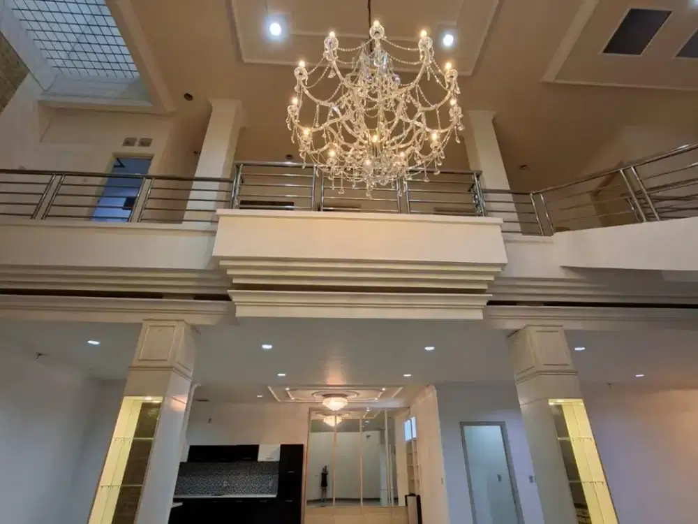 Rumah Mewah 3 Lantai Megah Cantik Nyaman Siap Huni Lokasi Strategis Dekat Pusat Jakarta Barat di Komplek Green Garden Kebo Jeruk Jakarta Barat