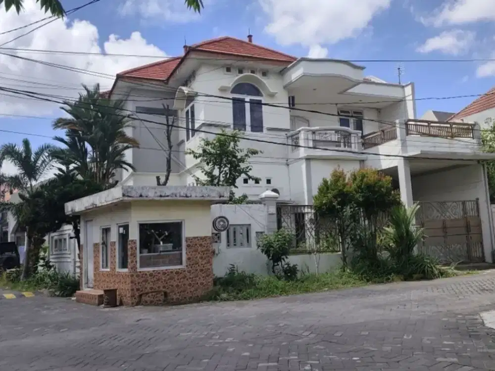 Rumah Sutorejo Selatan Classic Hook Akses art terpisah Row 2.5 mobil Carport 2