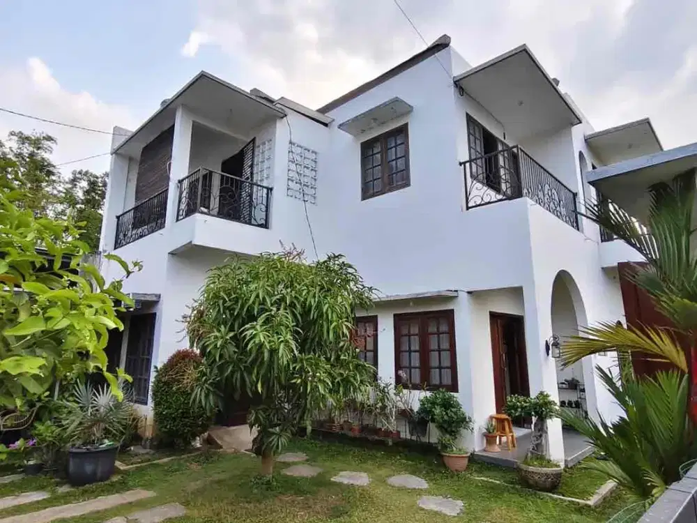 Di jual villa premium , pinggir jalan besar