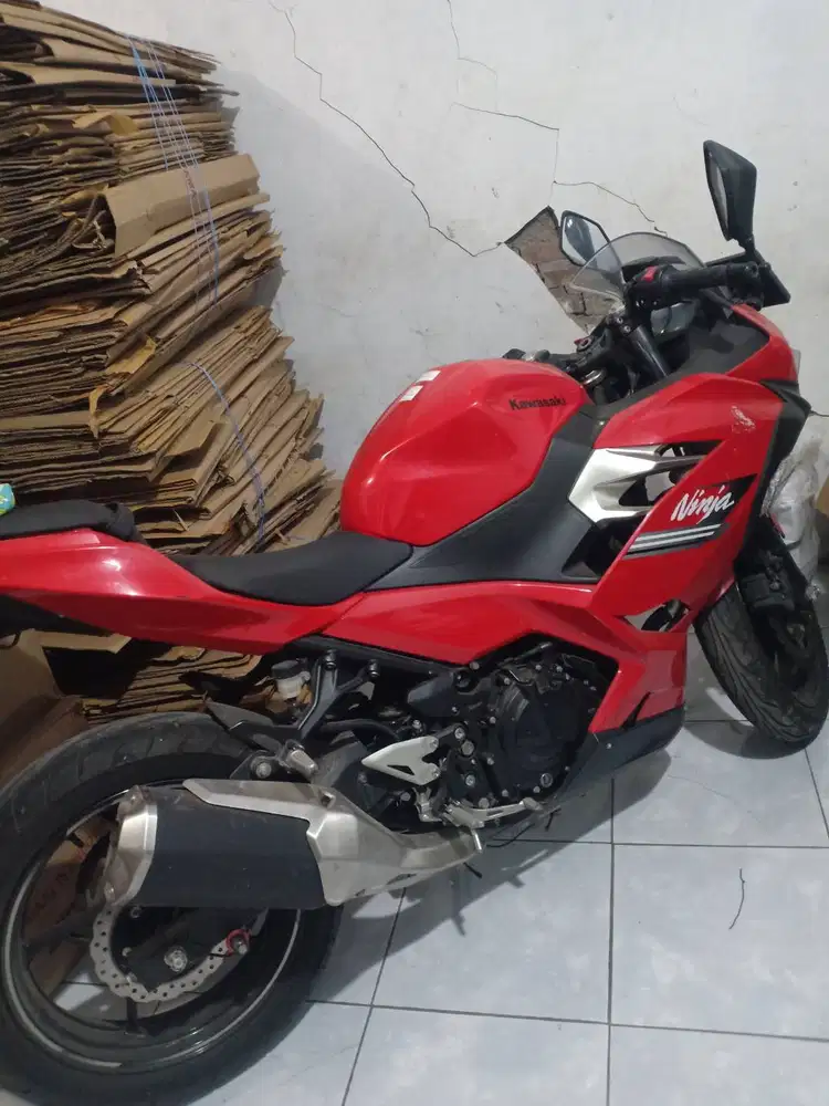 Di jual moto Kawasaki ninja.