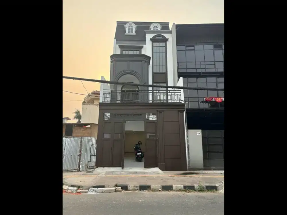 RUMAH BARU CEMPAKA PUTIH 3 LANTAI AMERICAN CLASSIC LOKASI STRATEGIS ZN139