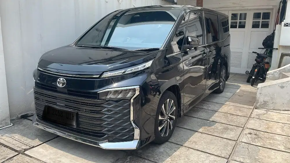 Toyota Voxy Tahun 2022 Glitter Black