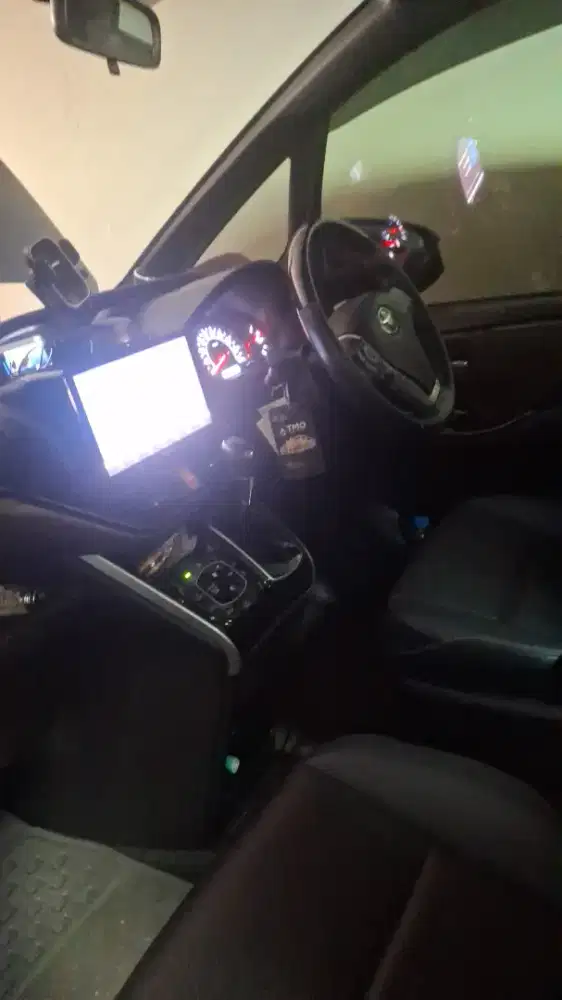 Dijual Toyota Voxy 2017 AT 2.0