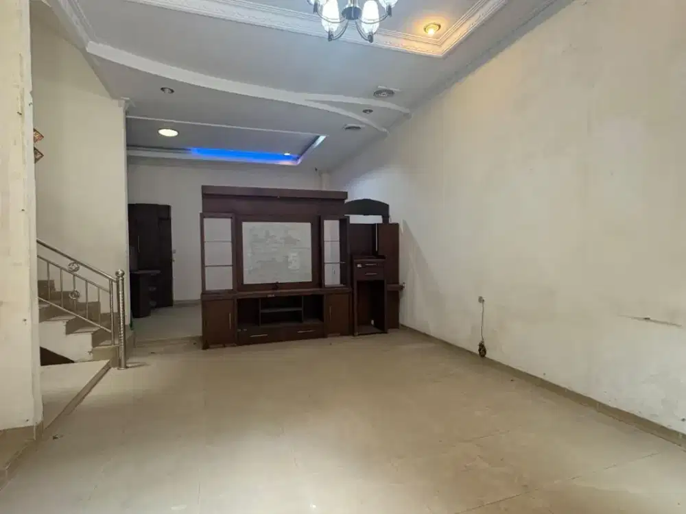 Dijual Villa Terawat Komplek Cemara Asri