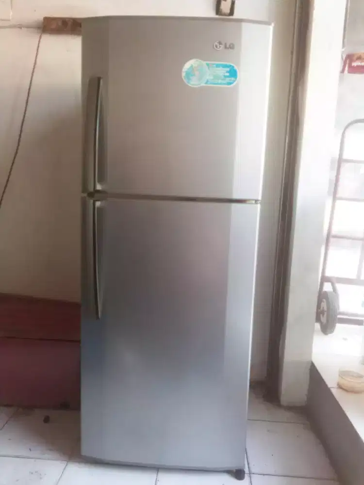 Dijual kulkas 2 pintu merk LG normal