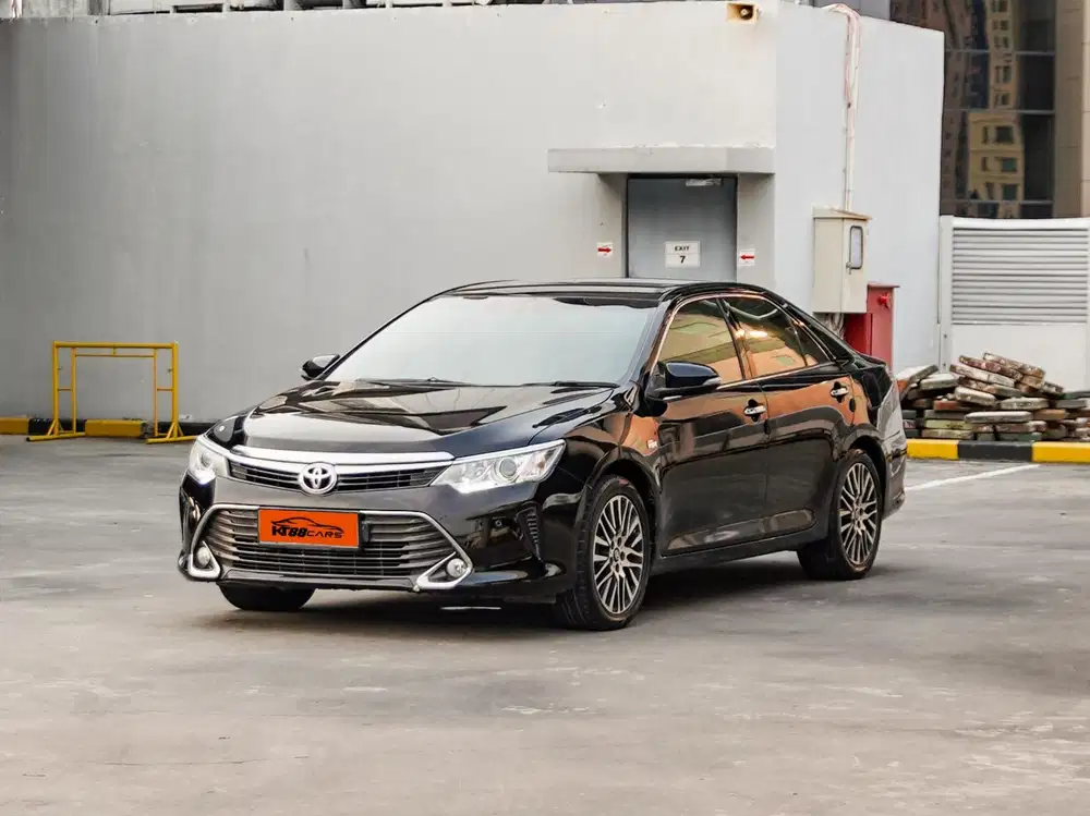 Toyota Camry 2.5 V matic 2017 hitam genap
