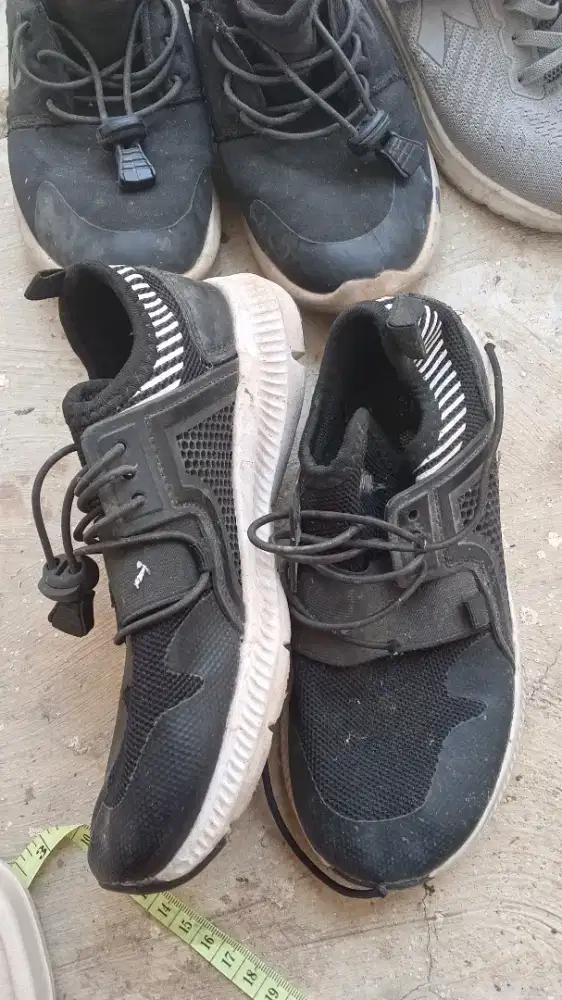 Sepatu anak laki