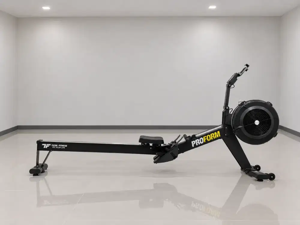 Rowing machine ready untuk latihan Hyrox