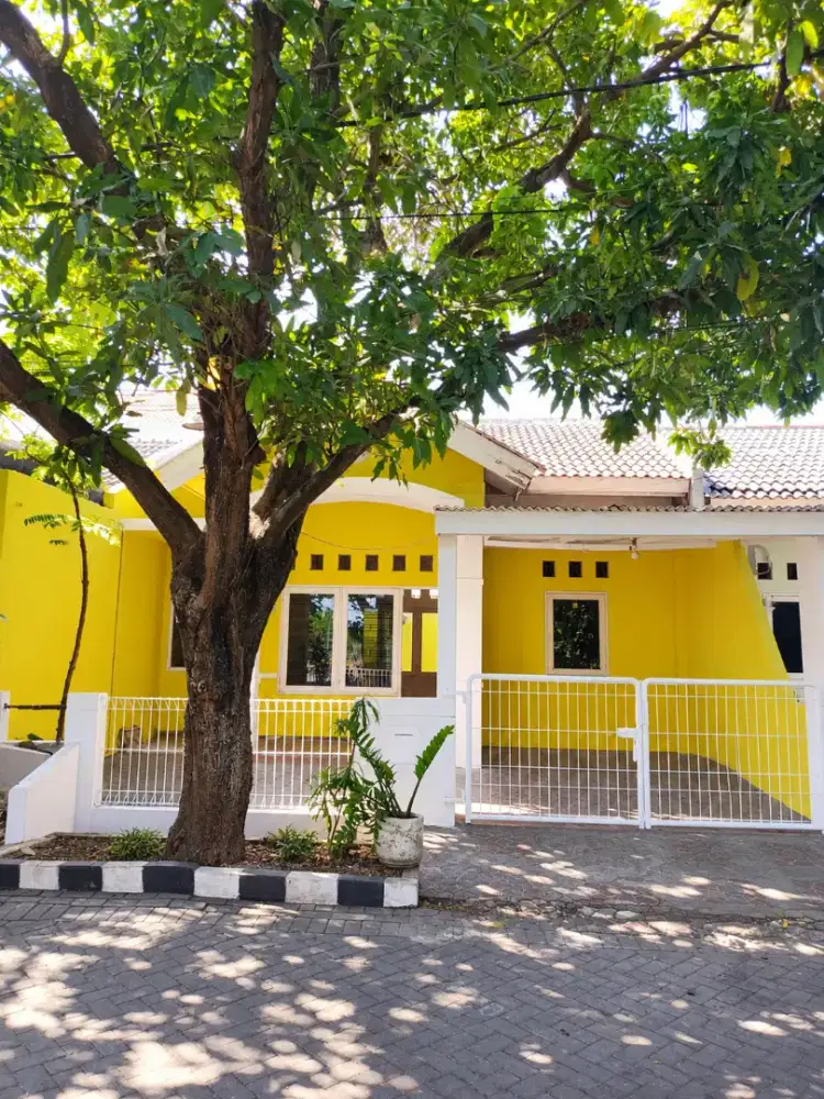 Rumah second, LT 105m² SHM Depan Taman, Taman Pondok Jati Sidoarjo