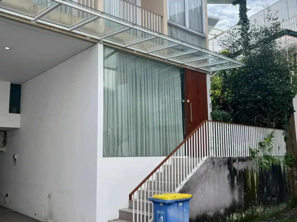 RUMAH TOWNHOUSE STRATEGIS SEMI FURNISH DEKAT MAMPANG DAN KEMANG JAKARTA SELATAN DIJUAL HARGA 4 MILYAR