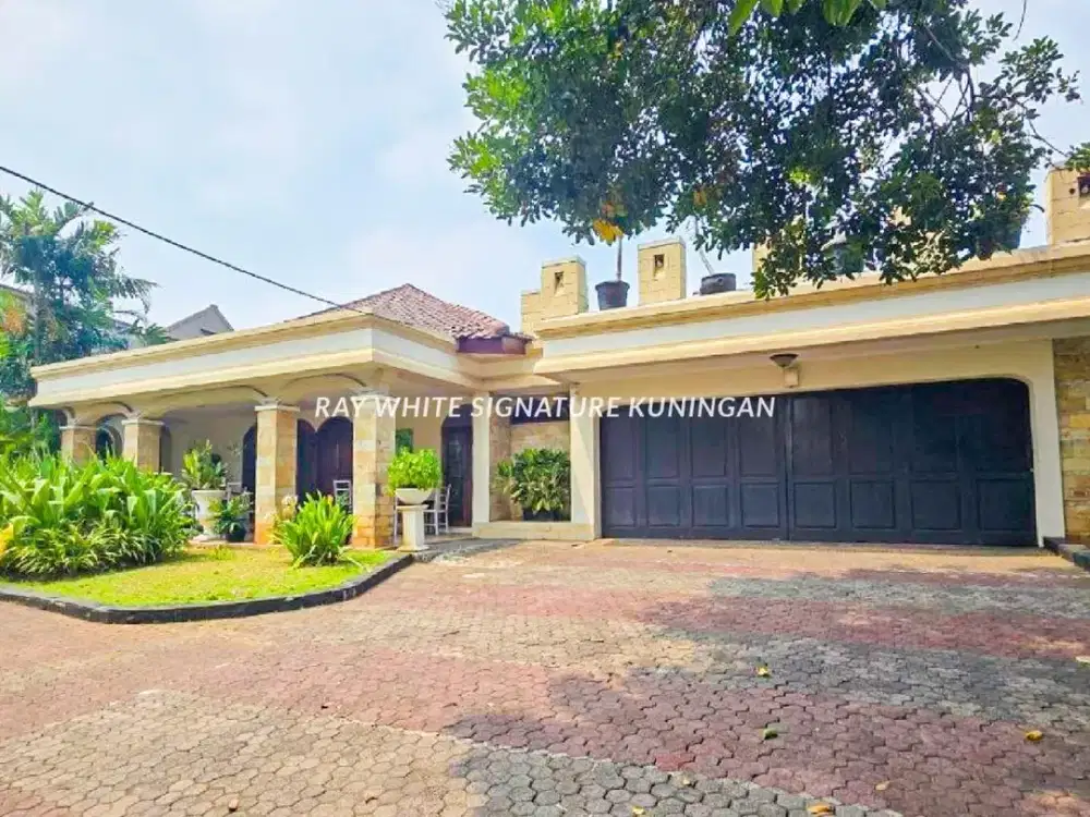 Dijual Rumah Classic dengan Private Pool di Jl Lebak Bulus, Jalan Lebar