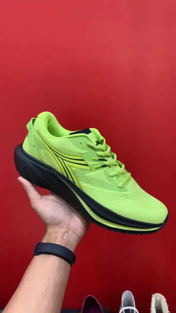 Sepatu diadora run size 43 dan 44 murah