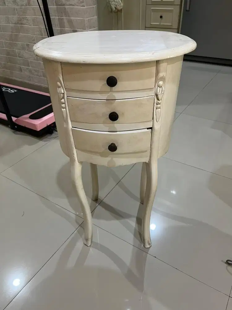 Meja sudut classic putih
