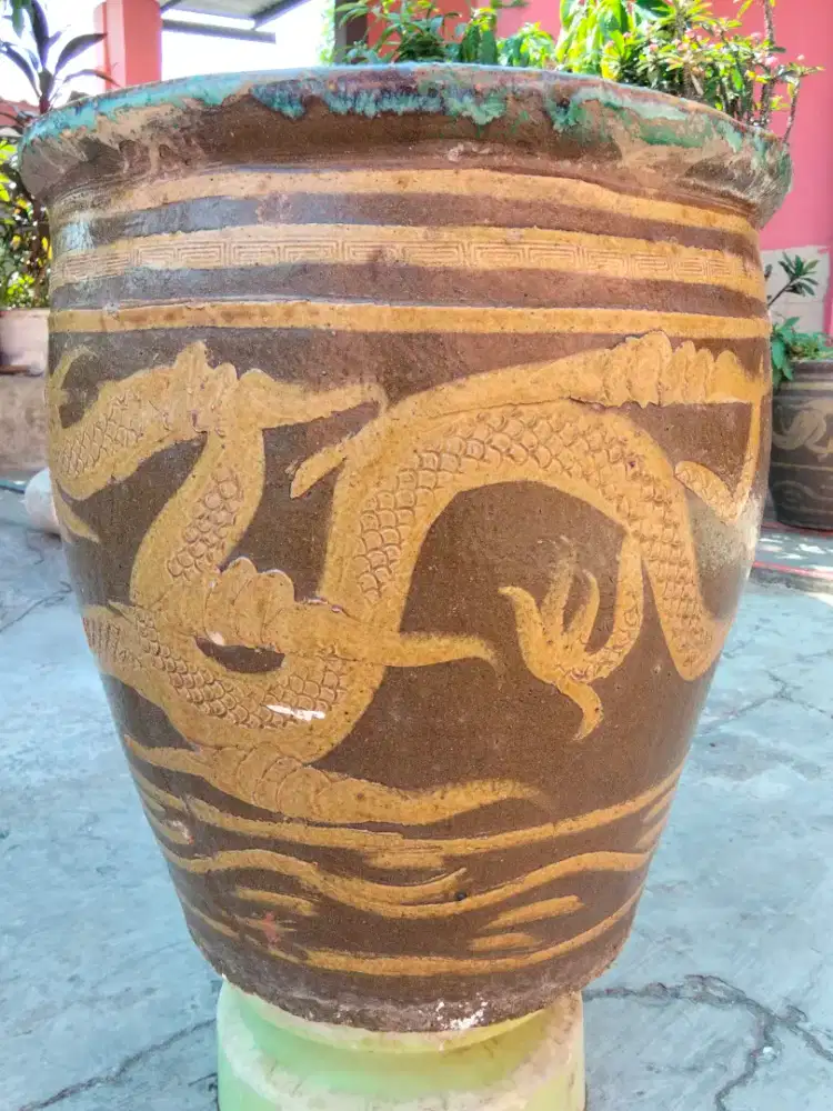 Gentong besar hiasan