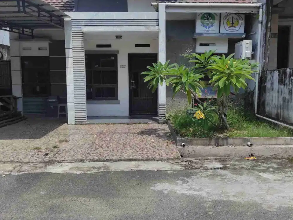 Rumah dalam Komplek Grand Paris Pontianak