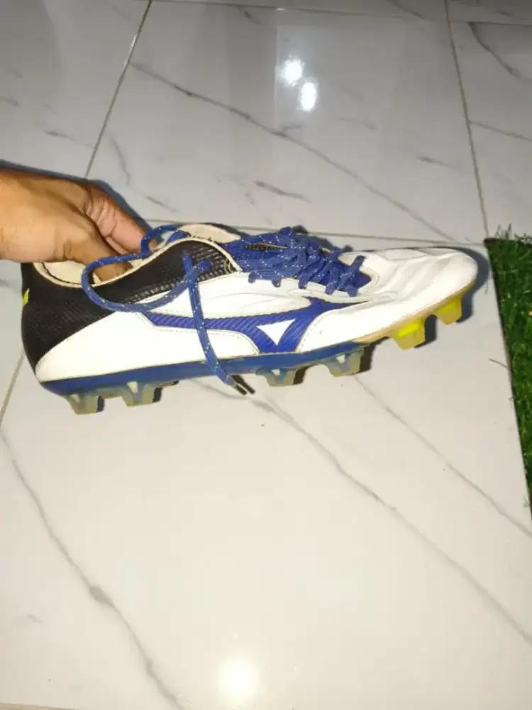 Sepatu Bola Mizuno, Sepatu futsal mills dan specs