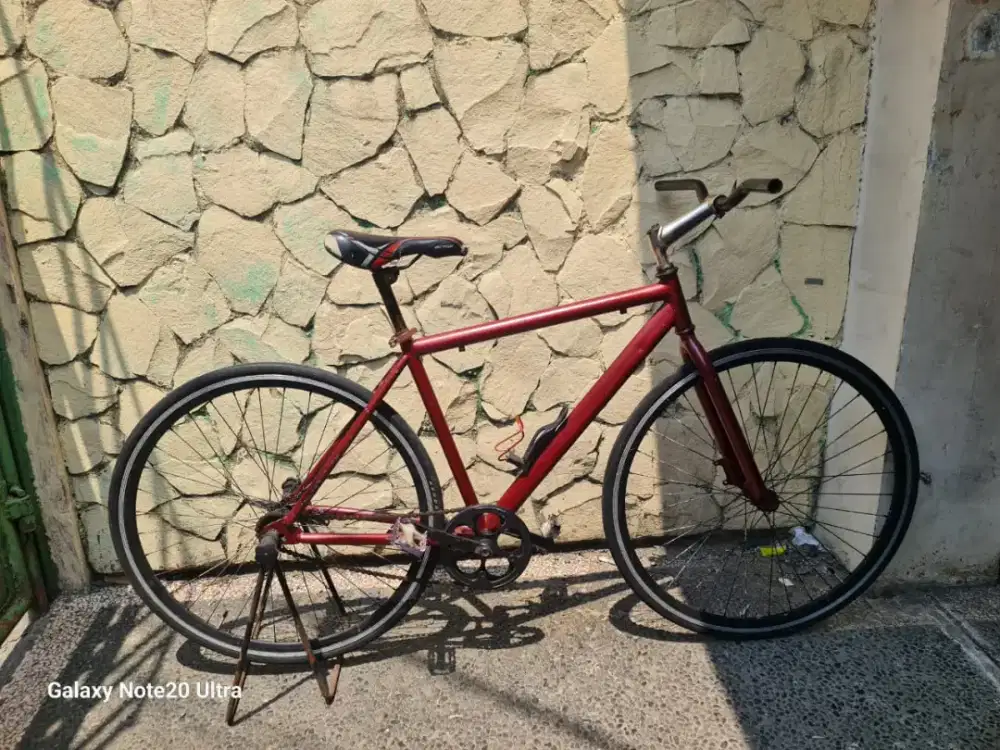 Jual butuh sepeda fixie UK 28 rem terpedo kondisi normal siap gowes