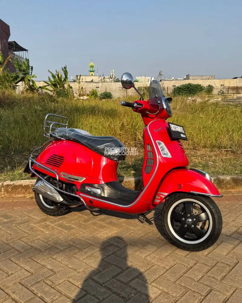 JUAL MURAH VESPA GTS 150 3V 2014 MULUS