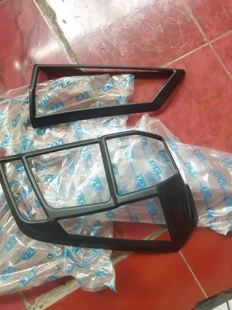 Jual cepat Pelindung kaca Lampu belakang Calya