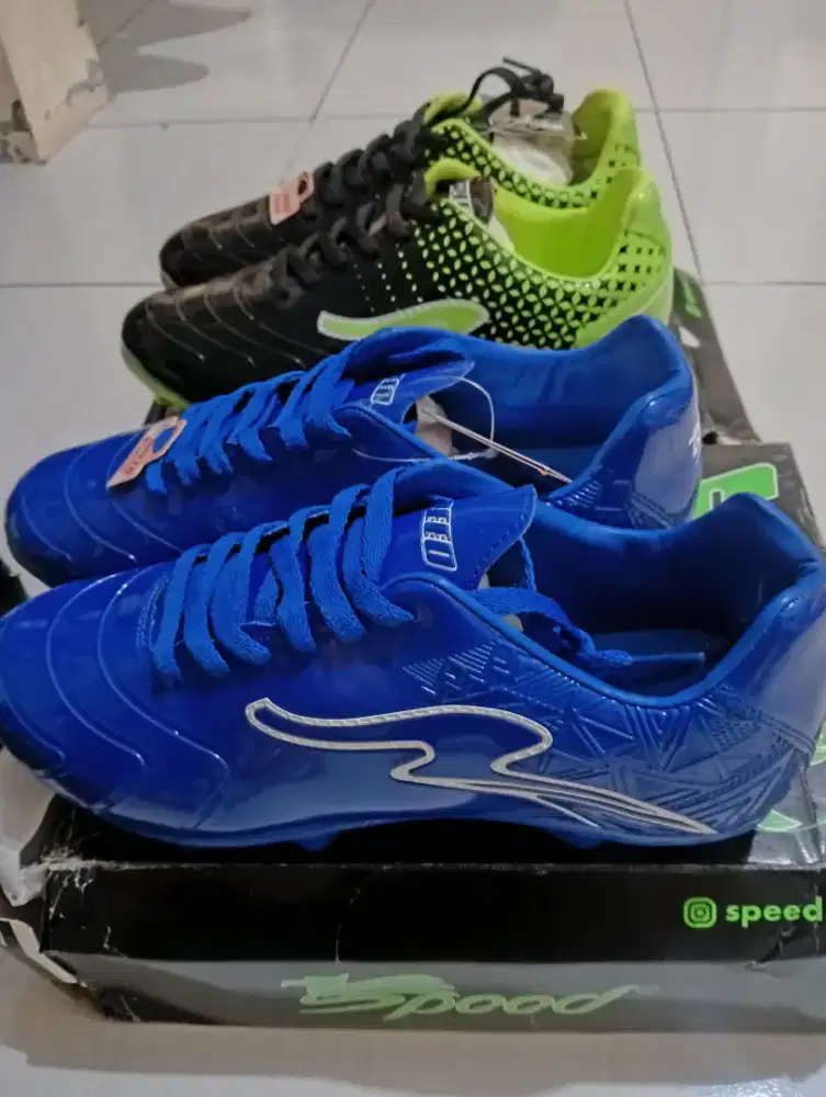 Sepatu bola baru