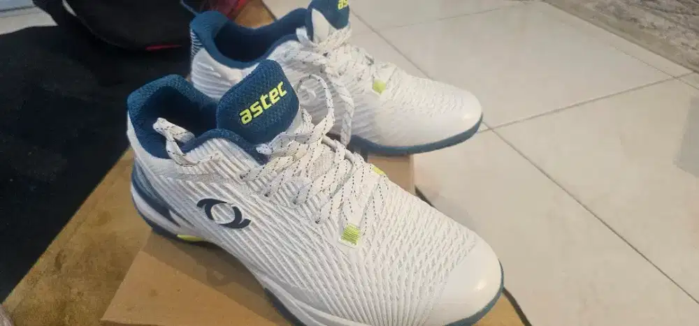 Sepatu bulutangkis tennis