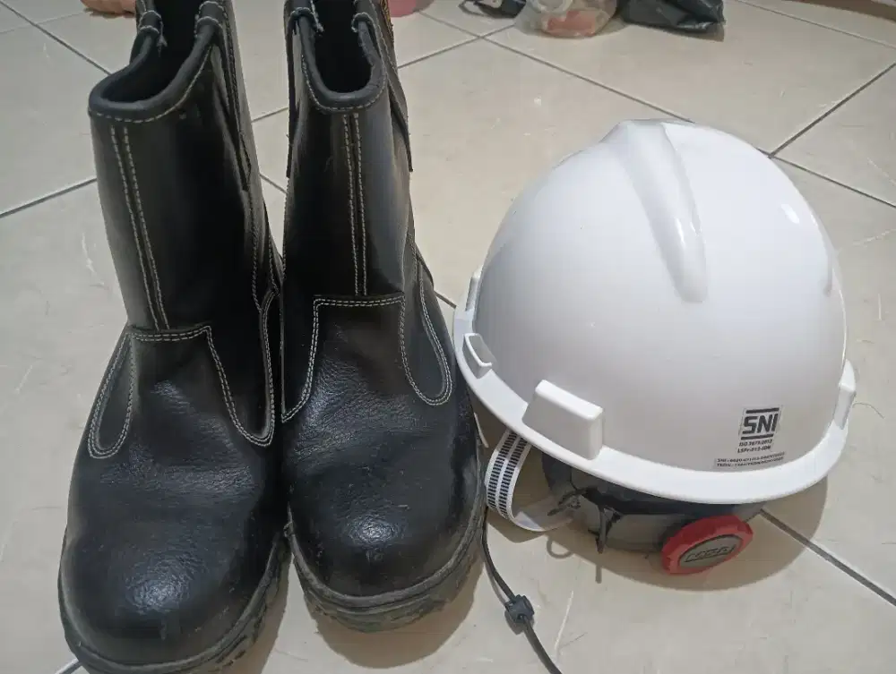 Sepatu safety sama helm