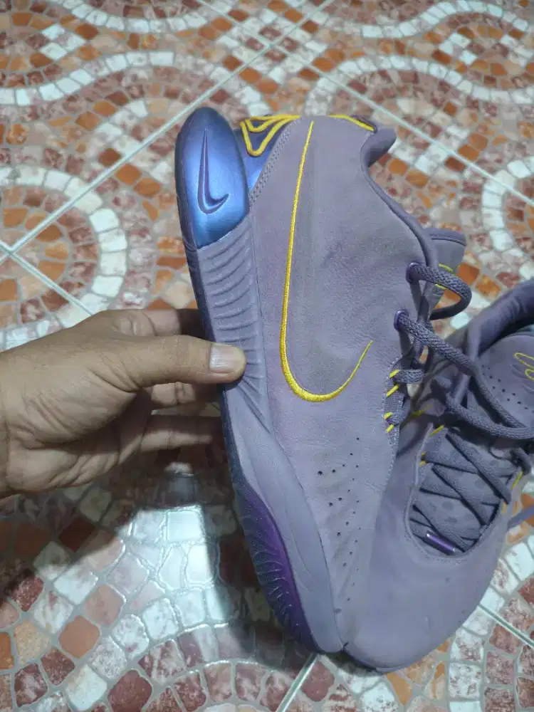 Sepatu basket lebron james