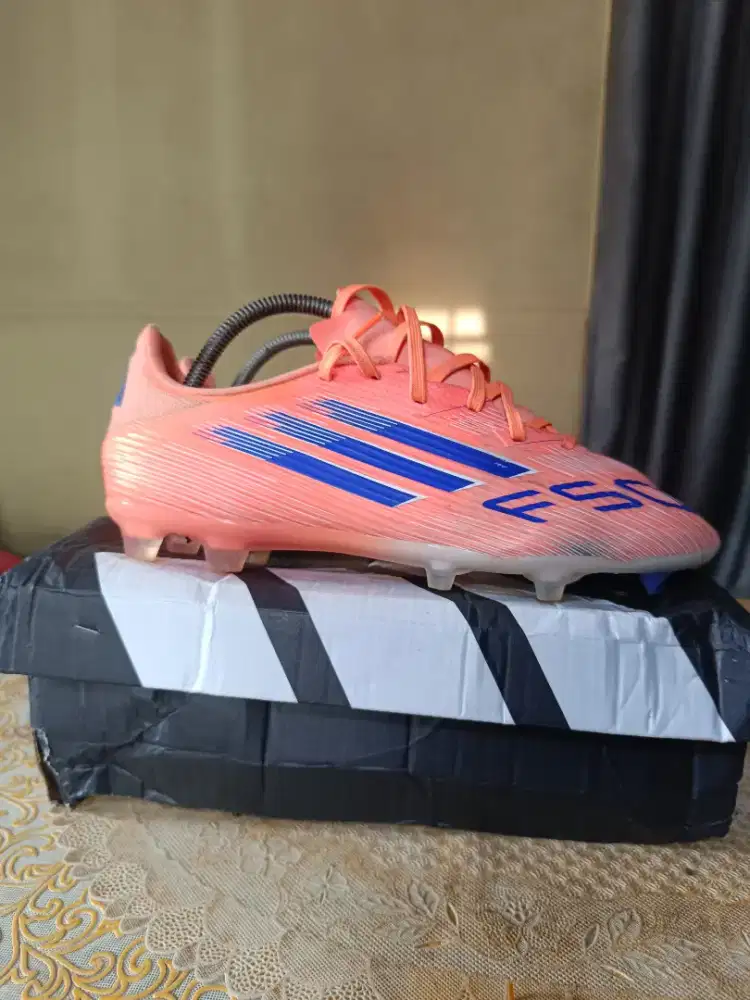 Sepatu bola Adidas F50