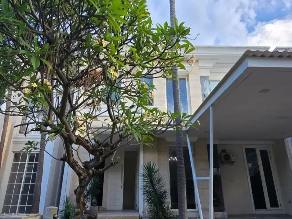 Rumah mewah 2 lantai di Pakuwon Indah cluster La Riz Wood