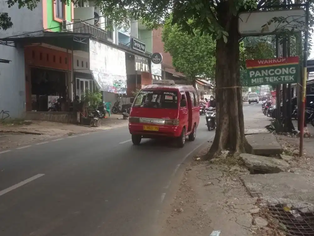 Gerbang nempel jalan raya: cluster di Jakarta.