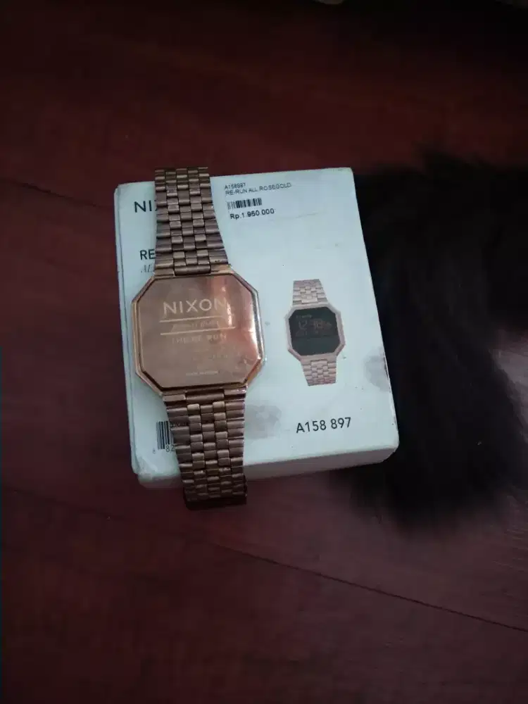 Nixon re run rose gold minus mati ( harus ganti IC)