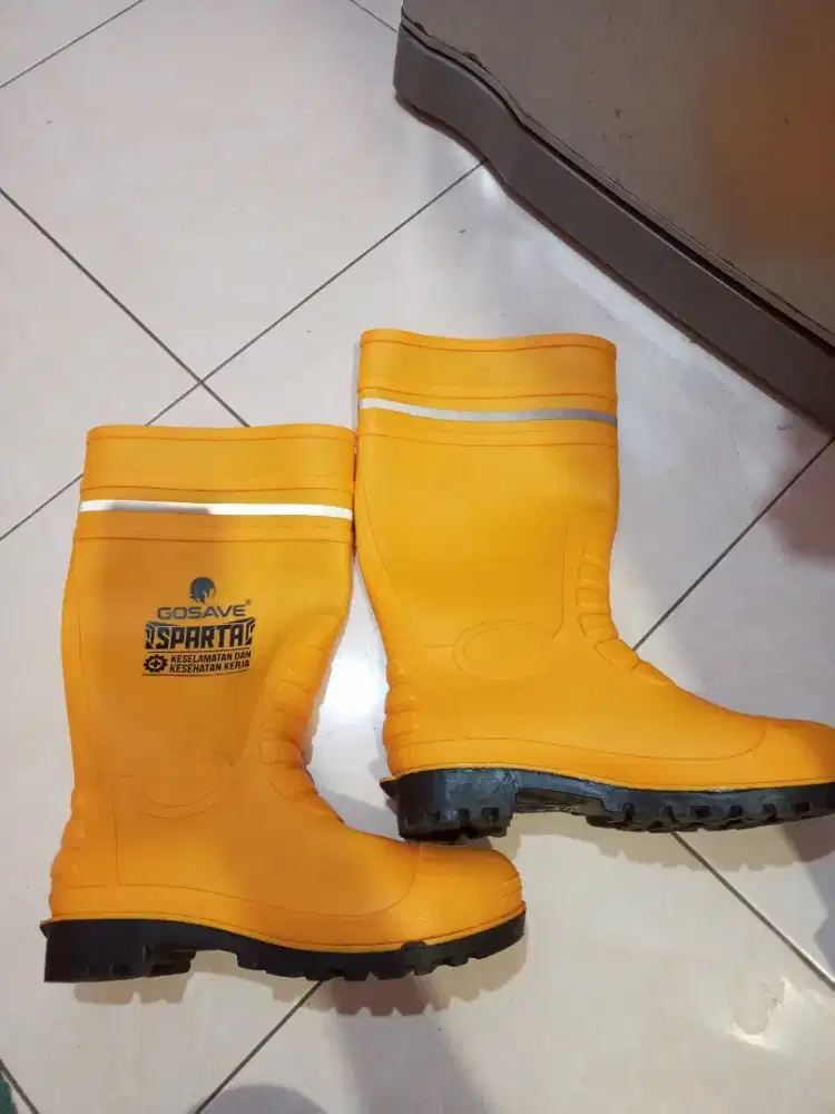 SEPATU SAFETY + HELM SAFETY