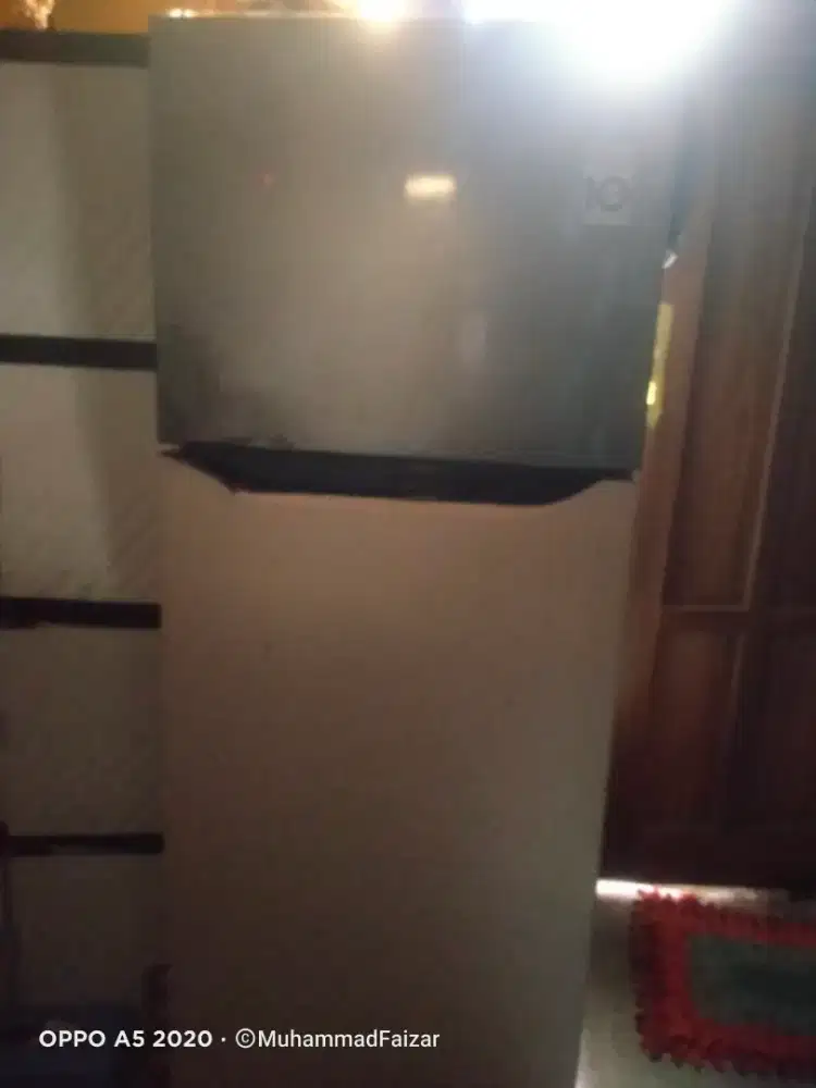 Di jual kulkas 2 pintu,merek LG.atas bawah tdk dingin.lampu hidup