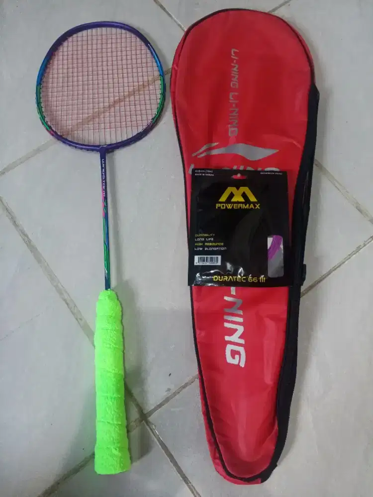 Raket badminton 30lbs max + senar cadangan