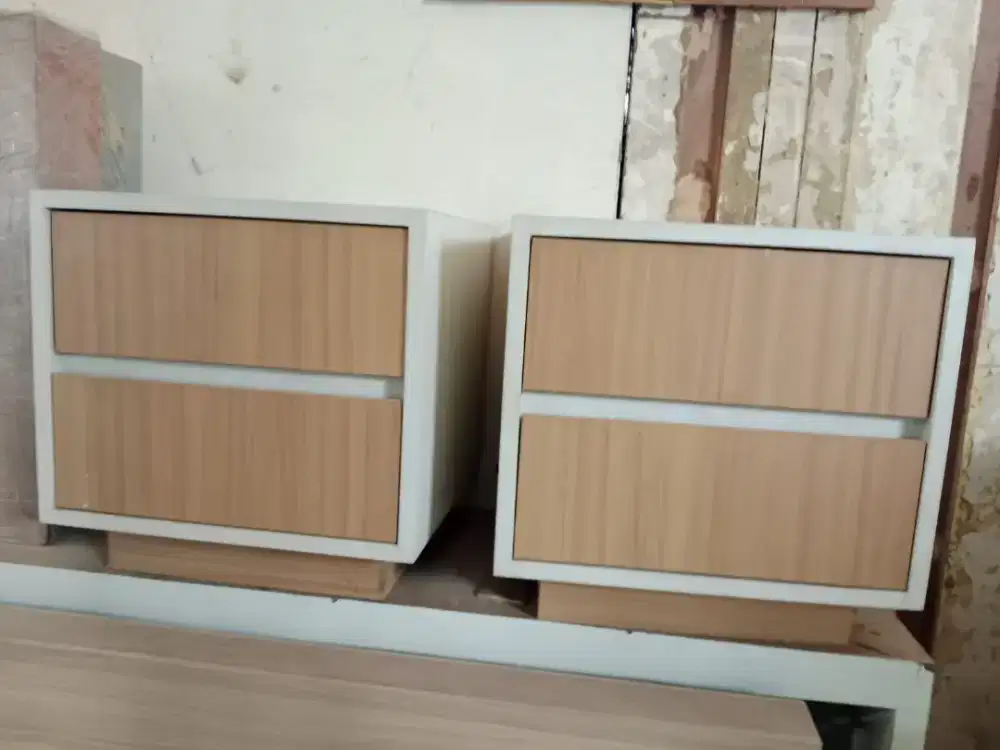 Nakas  laci  tempat tidur