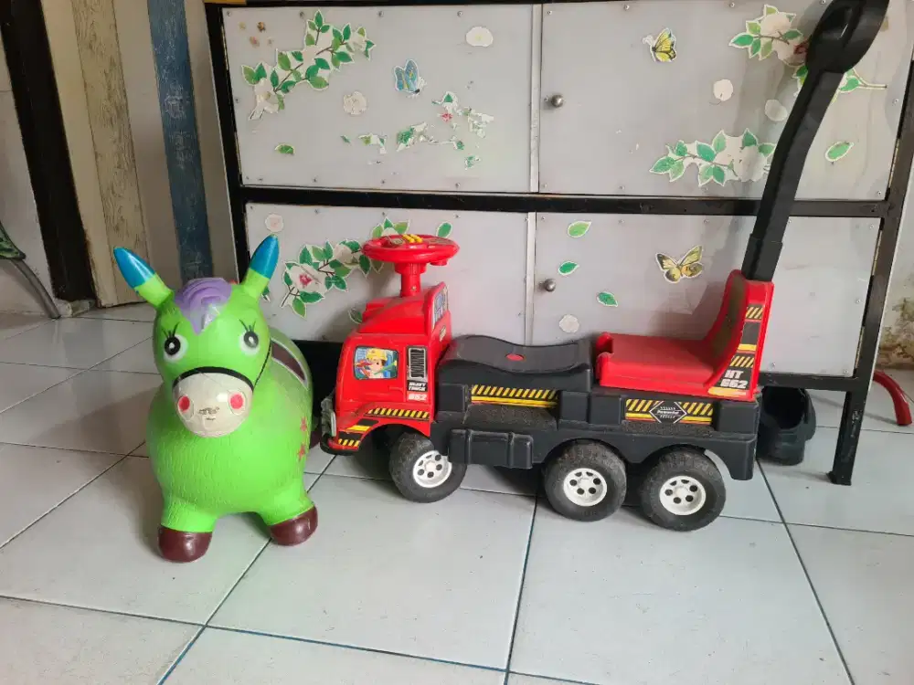Mobilan dorong dan kuda karet