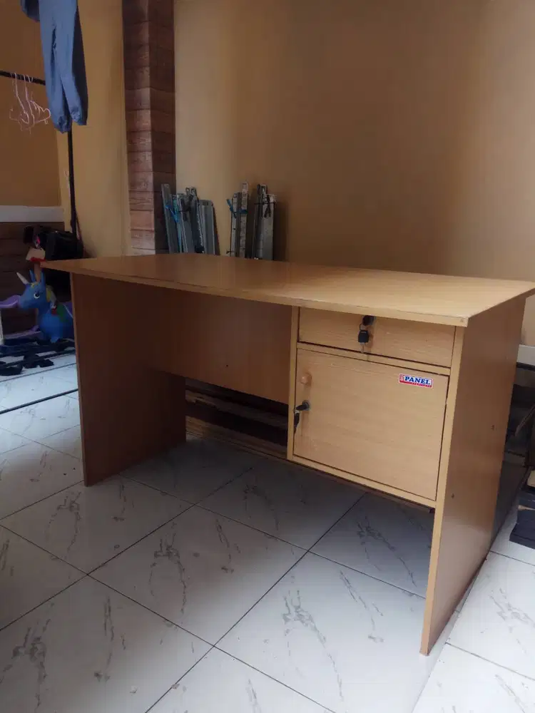 Meja Kerja Standard Setengah Biro