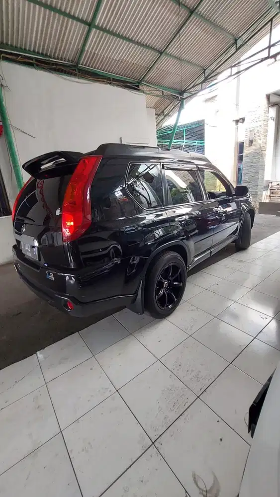 DP 4 JT Nissan X TRAIL XT 2.5 AT 2010 Hitam Mulus