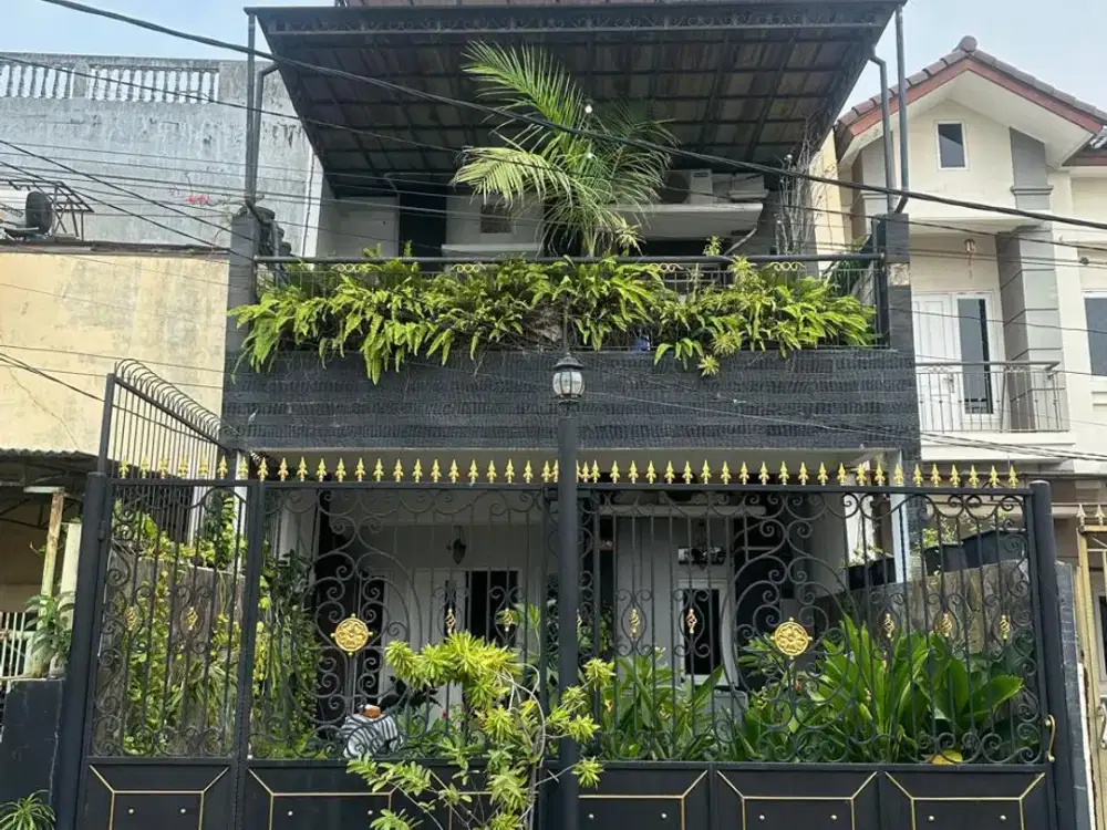 DIJUAL Rumah 2,5 Lantai yang Siap Huni yg Include Furnish dan Terletak di Lokasi yang Strategis di Taman Ratu, Jakarta Barat