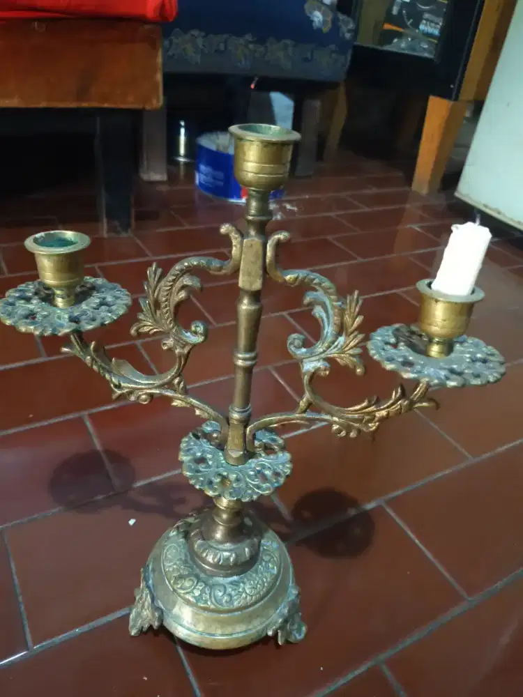 barang antik tempat lilin kuningan