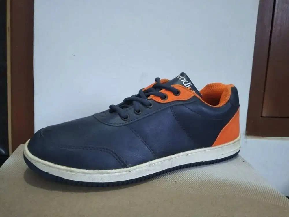 Sepatu Casual Modis Kulit Sintetis