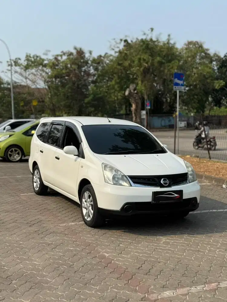 Grand livina sv matic 2012 putih at dp 10jt murah xv
