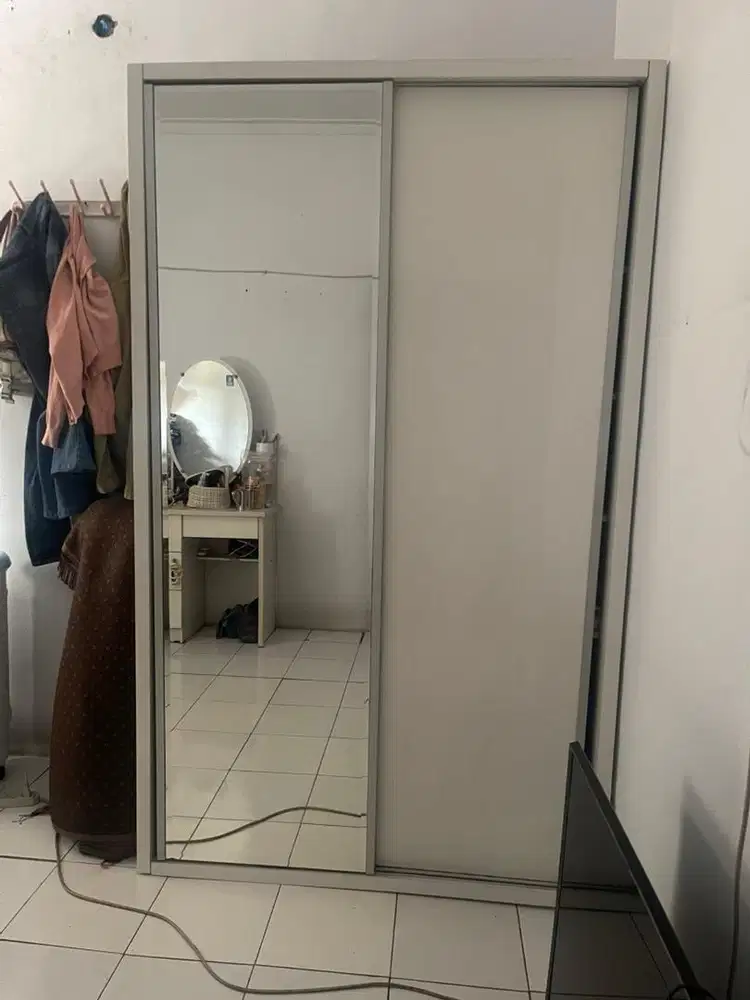 Lemari pakaian cermin