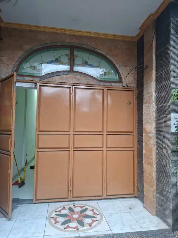 Rumah Dikontrakan 3 1/2 lantai Dekat Cempaka Mas dekat Sunter Danau