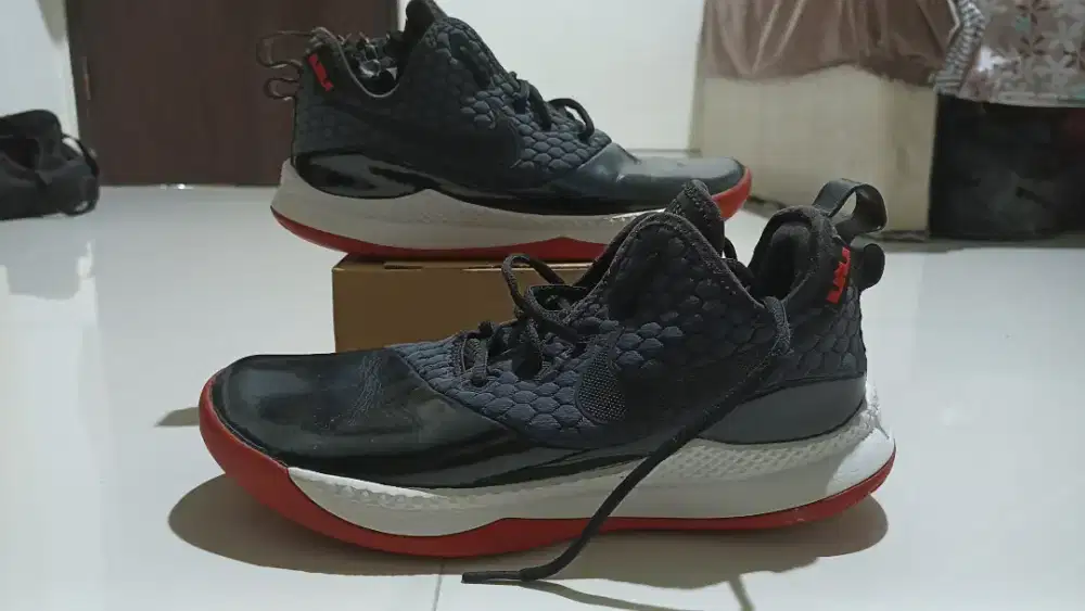 Sepatu Basket Lebrron James Merah Hitam 43