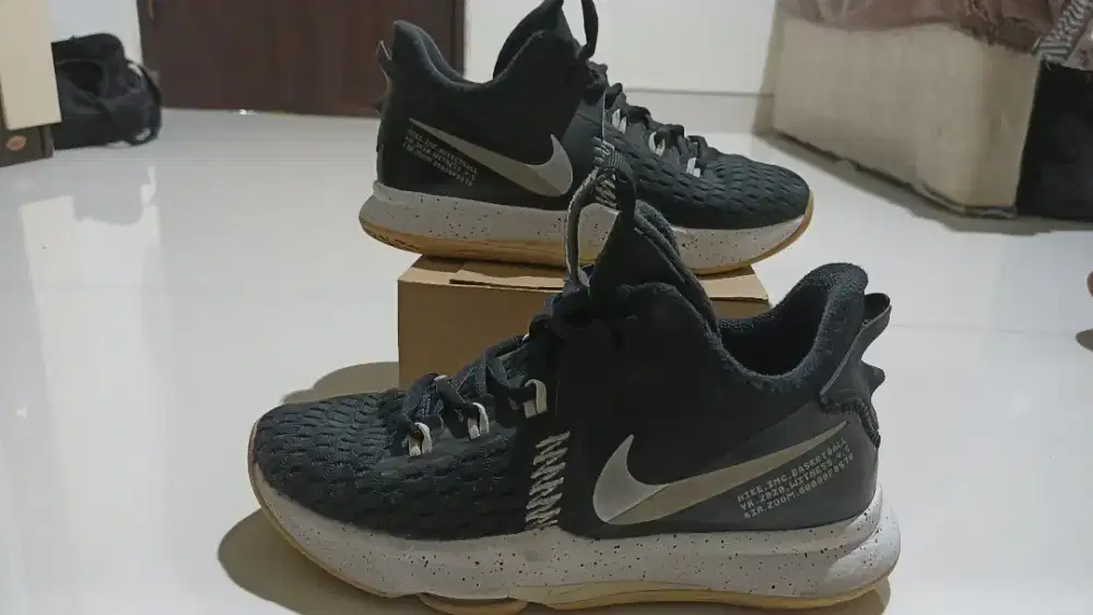Sepatu Basket Lebron James Junior 37