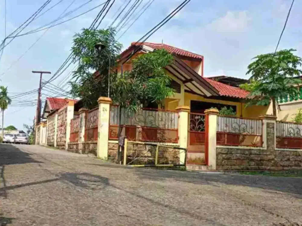rumah murah hoek di Jatiwaringin asri