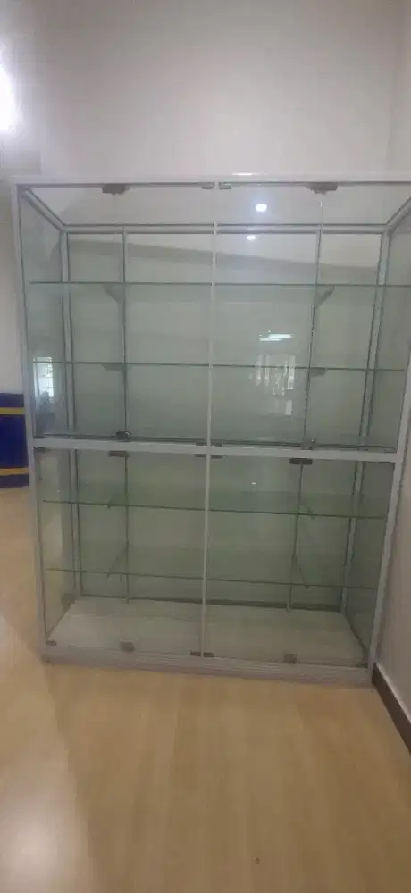 Lemari etalase pajangan