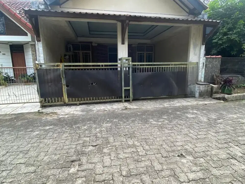 Rumah 2 Lantai Bangunan Luas dengan Carport 2 di Vigules DM-18693
